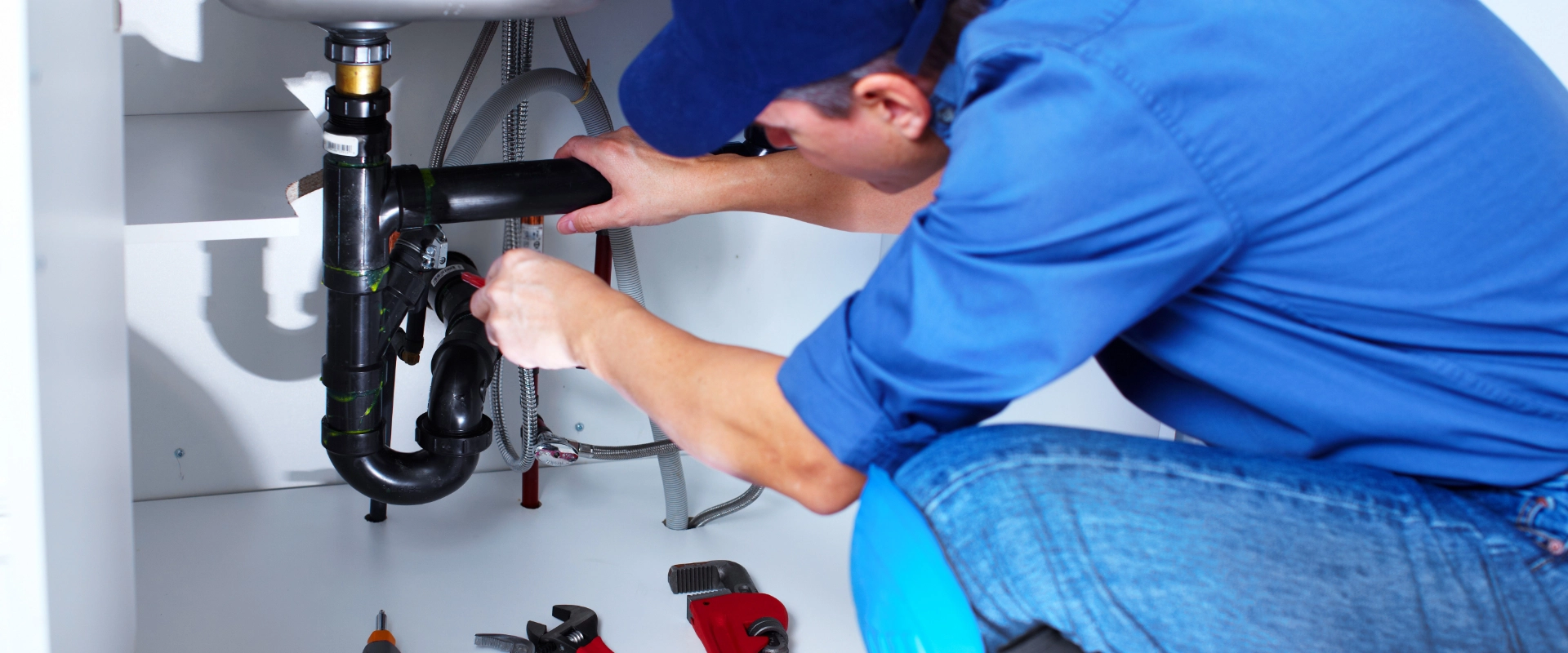 A plumber in Boerne fixing a home's plumbing system.